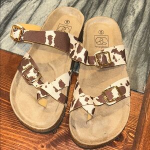 NWOT Everglades size 6 animal print sandal
